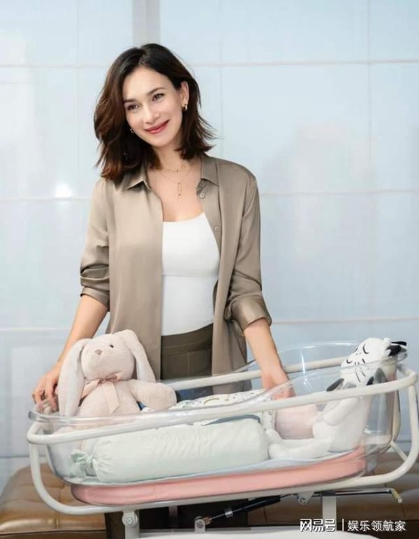 兴旺国际投资 卢靖姗月子照：高龄产子依旧美艳，辣妈风范尽显，身材恢完美？